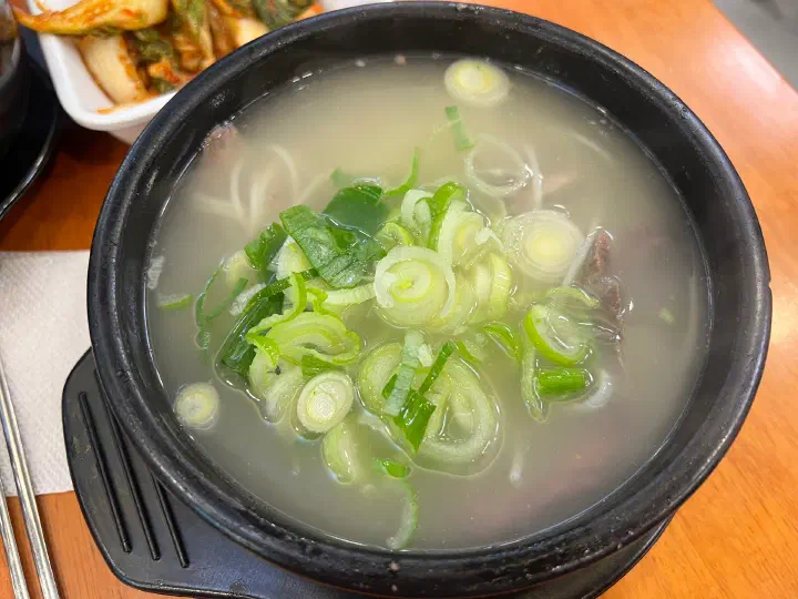 뽀얗지 않고 맑은 마포식 설렁탕 국물을 위에서 내려다본 모습