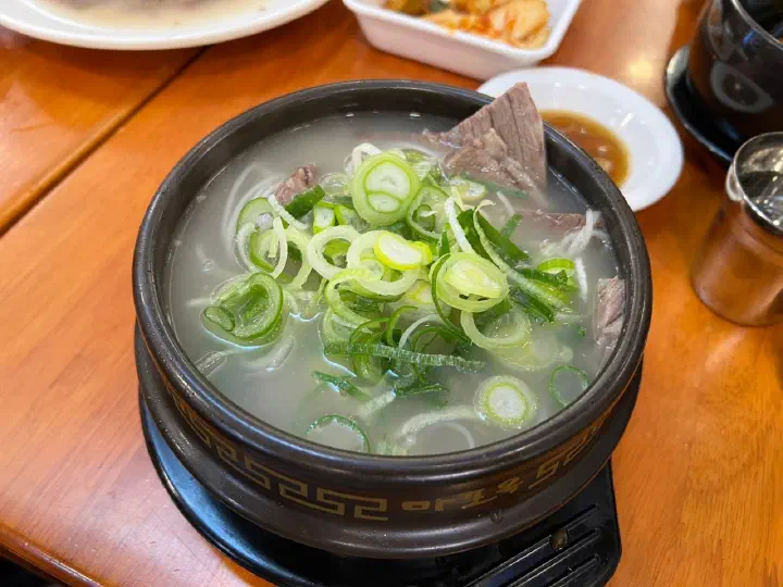 마포옥 한우 양지탕 뚝배기에 두툼한 양지와 대파가 올라간 모습