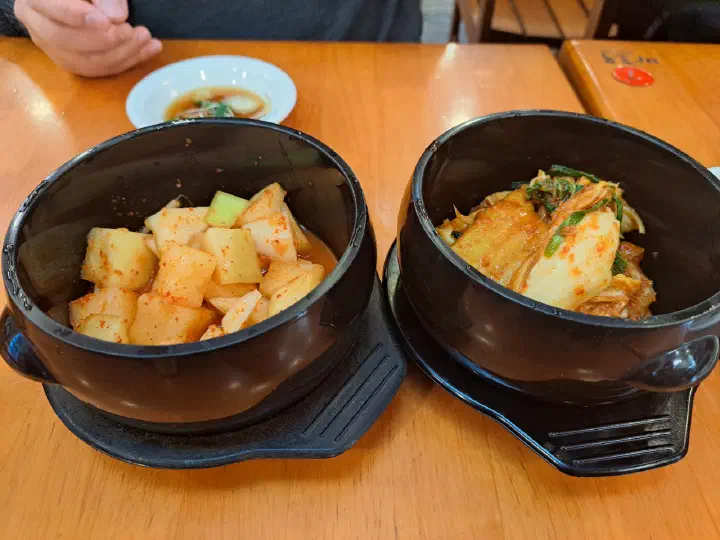 마포옥 기본 반찬으로 나오는 깍두기와 배추 겉절이