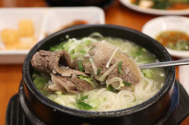 마포옥 설렁탕 국물 속에 함께 들어 있는 소면 사리와 양지 고기