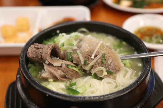 마포옥 설렁탕 국물 속에 함께 들어 있는 소면 사리와 양지 고기