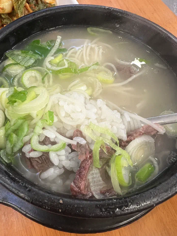 토렴해서 밥과 소면이 국물에 말아져 나온 마포옥 설렁탕