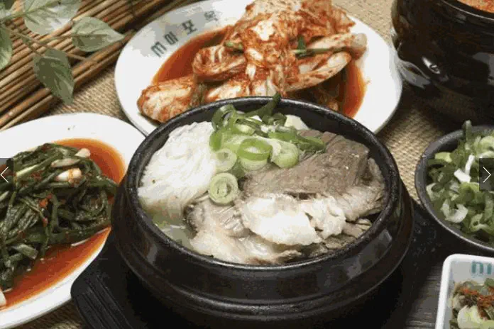 마포옥 한우 양지탕과 파김치, 배추김치가 함께 차려진 한 상
