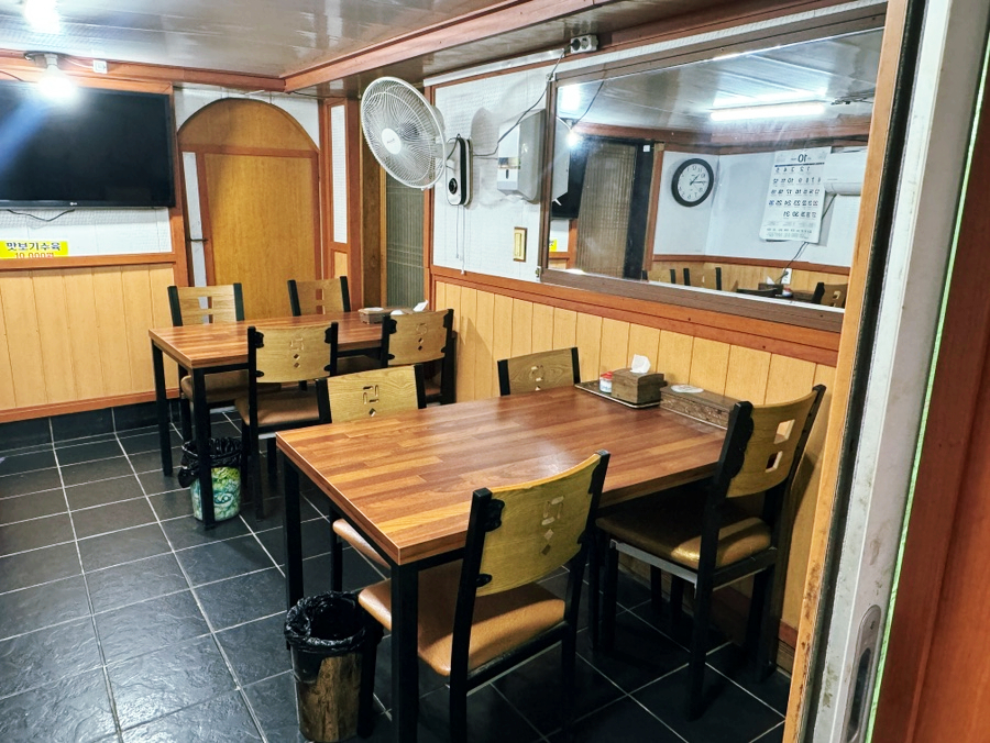 A quiet view of the inner dining hall