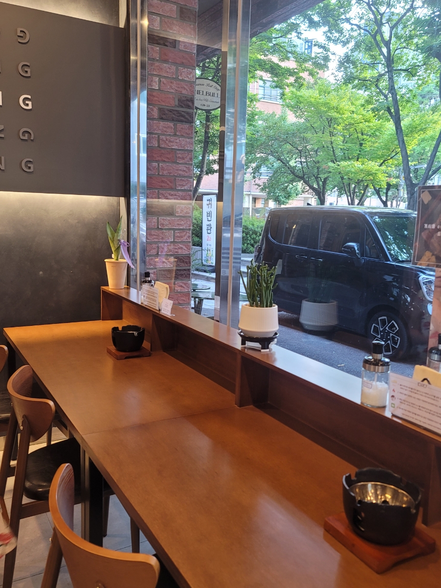 Bar seating with park view at Misyuldang Ulsan