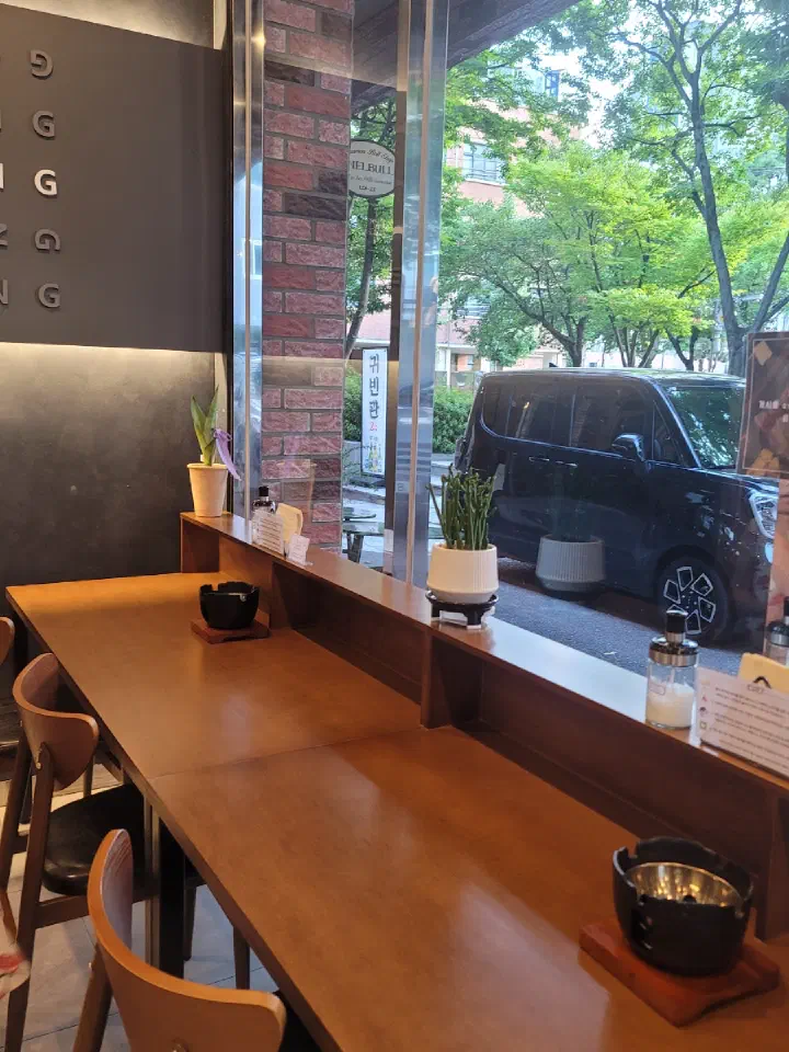 Bar seating with park view at Misyuldang Ulsan