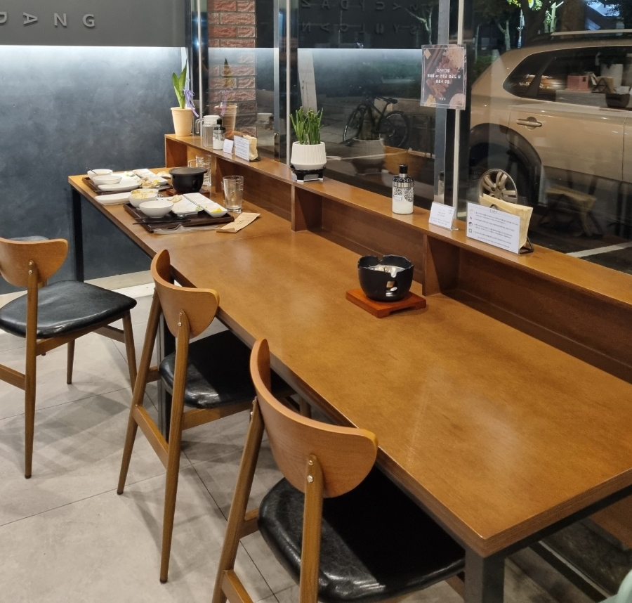 Long counter seating at Misyuldang Ulsan