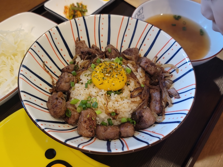 Cube steak rice bowl with egg yolk at Misyuldang Ulsan