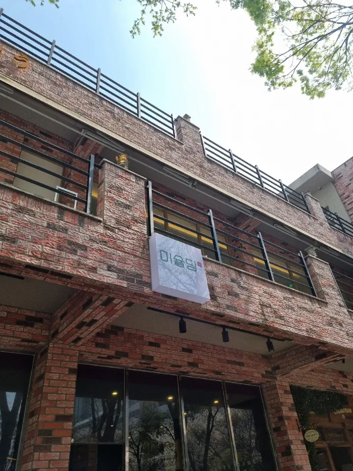 Brick exterior of Misyuldang Ulsan in Daldong