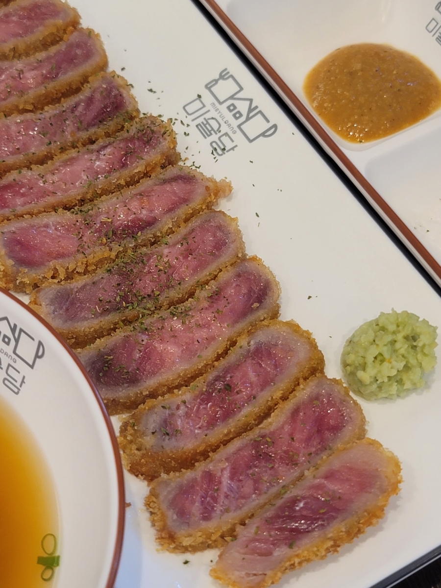 Close-up of marbled sirloin gyukatsu at Misyuldang Ulsan
