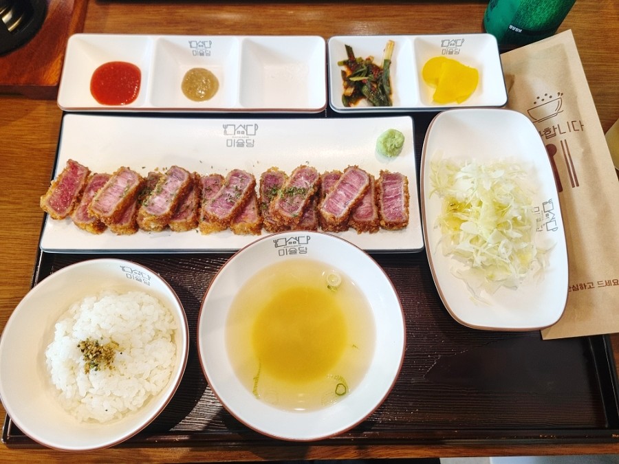Overhead shot of gyukatsu set at Misyuldang Ulsan