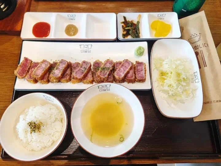 Overhead shot of gyukatsu set at Misyuldang Ulsan