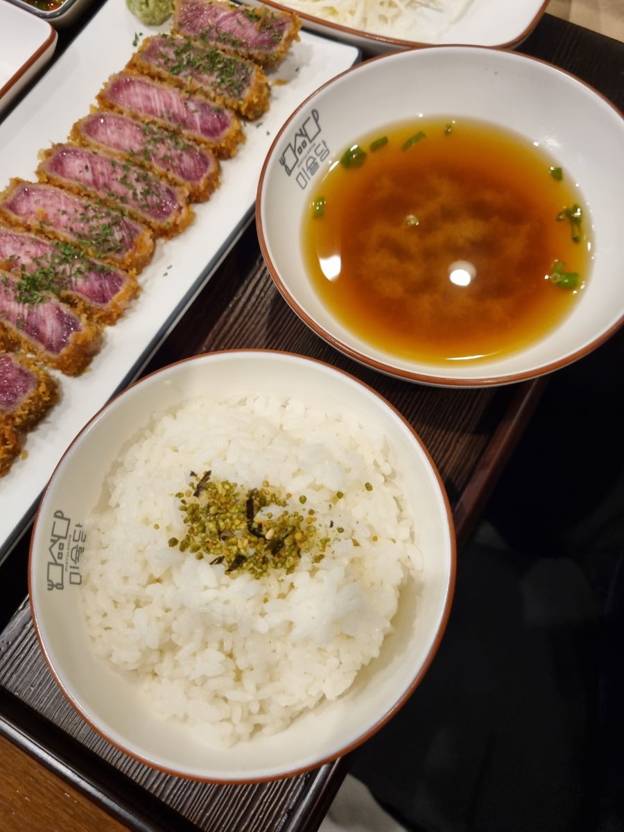 Rice bowl and miso soup at Misyuldang Ulsan
