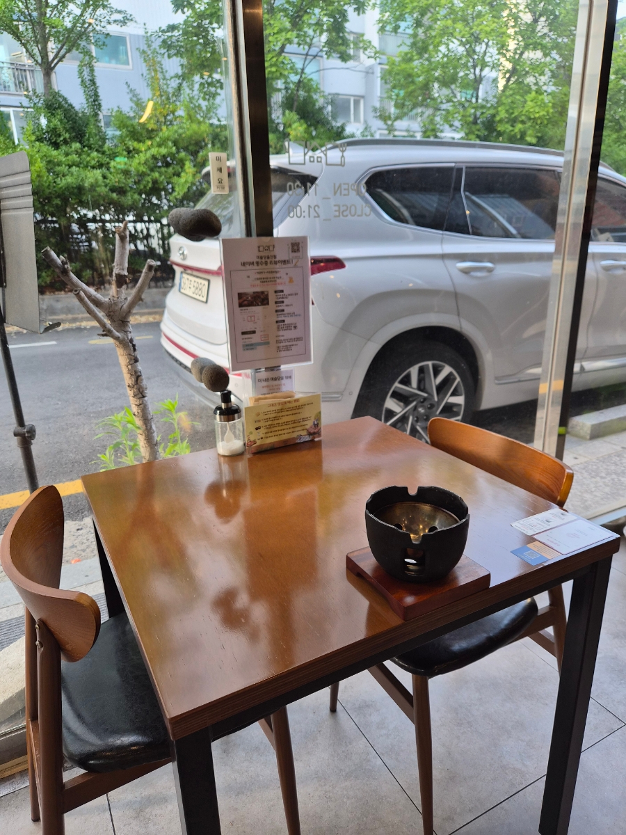 Two-person table inside Misyuldang Ulsan