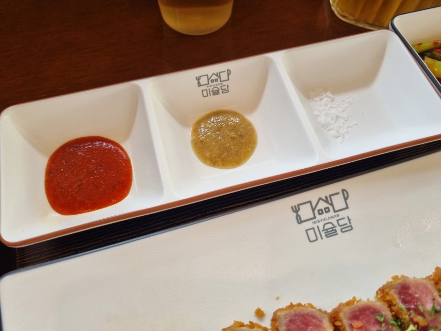 Three signature sauces at Misyuldang Ulsan: spicy, miso, Maldon salt