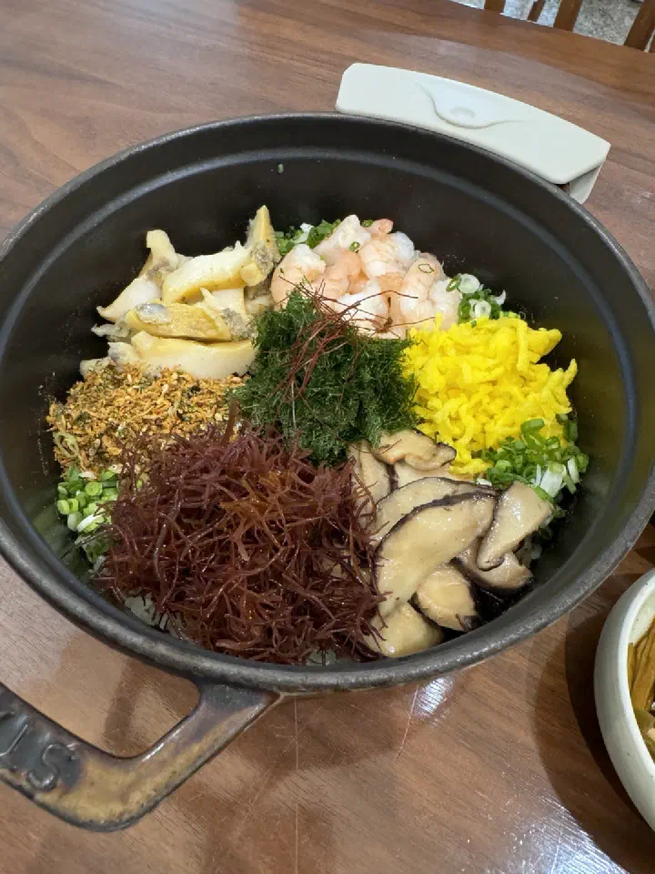 힙한식 솥밥 재료 클로즈업 전복 새우 톳 꼬시래기 표고버섯 지단 곱창김 오일