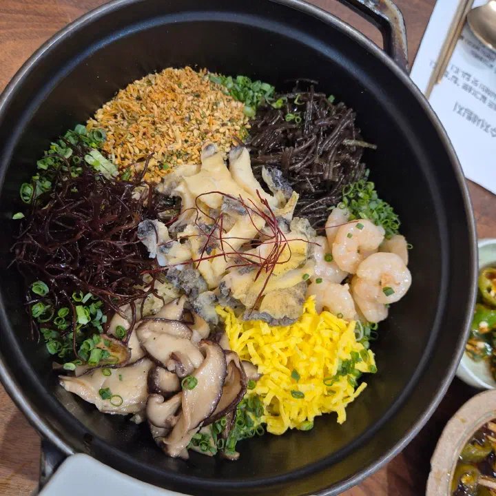 힙한식 전복 솥밥 토핑을 위에서 담은 클로즈업 사진