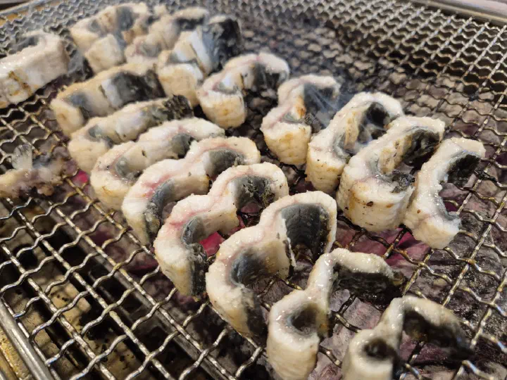 Bite-sized pieces of salt-grilled freshwater eel on the grill