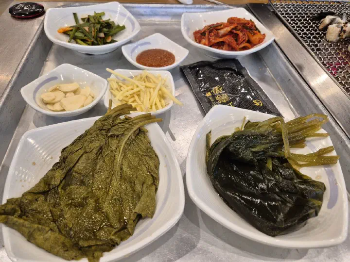 명이나물과 생강채, 마늘, 부추무침, 김치 등 장어의 꿈 밑반찬 상차림