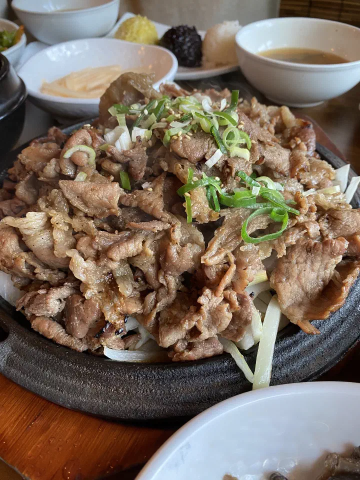 A 200 gram serving of seoksoe bulgogi topped with scallions and sesame seeds at Mokhyangwon