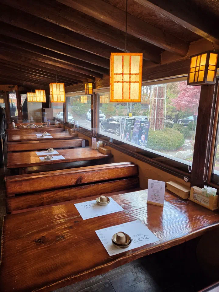 Soriso Sigolbapsang warm wood-toned hanok interior