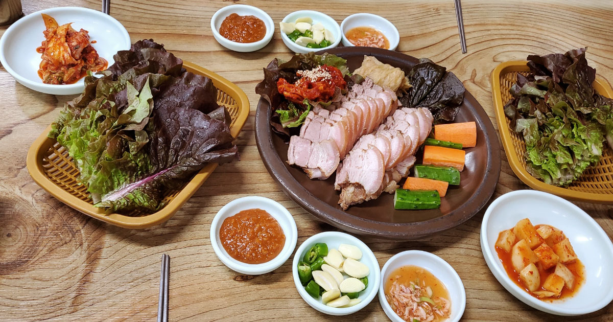 Cold buckwheat makguksu and bossam pork at Hamjibak in Nonsan
