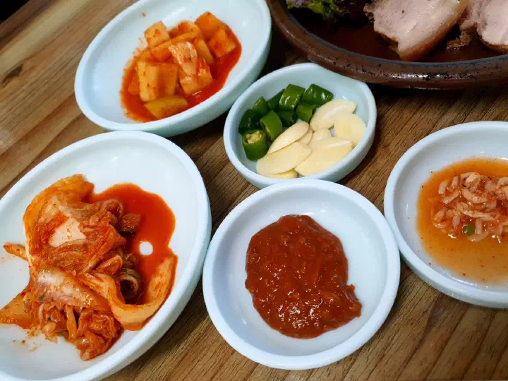 함지박 기본 반찬, 깍두기와 겉절이 김치