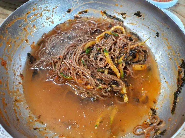 비빔막국수에 살얼음 육수를 곁들인 모습