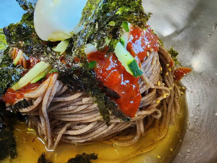 함지박 비빔막국수, 새콤달콤한 양념