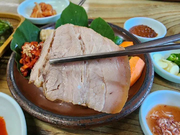 함지박 보쌈 한 상, 백김치와 무말랭이 곁들임