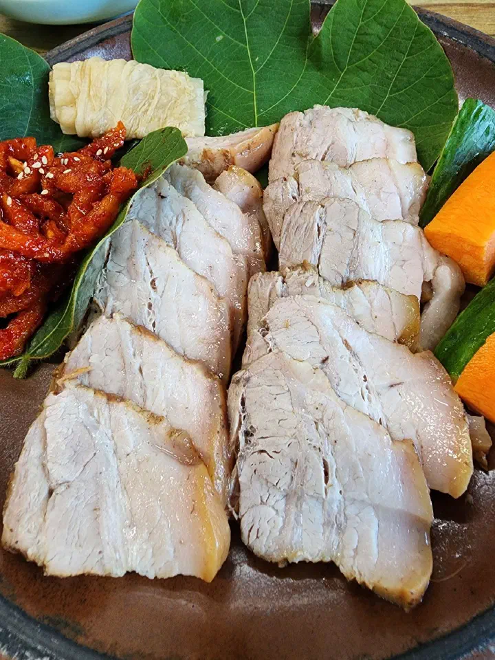 함지박 보쌈 고기 클로즈업, 부드러운 살코기와 지방