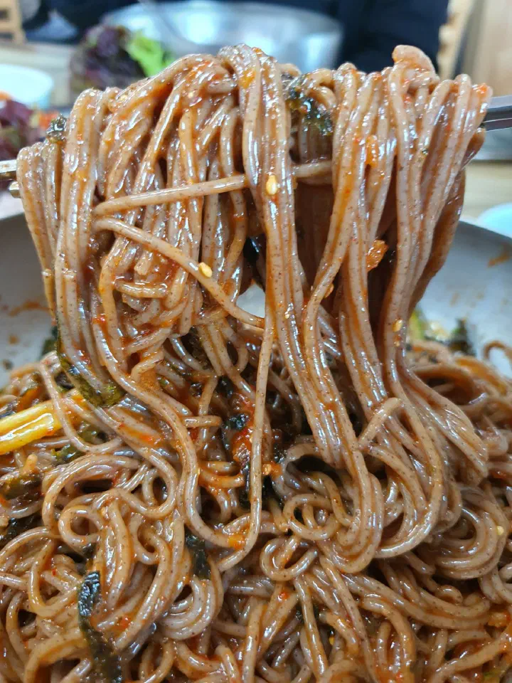 진한 색의 메밀면, 직접 뽑은 면발