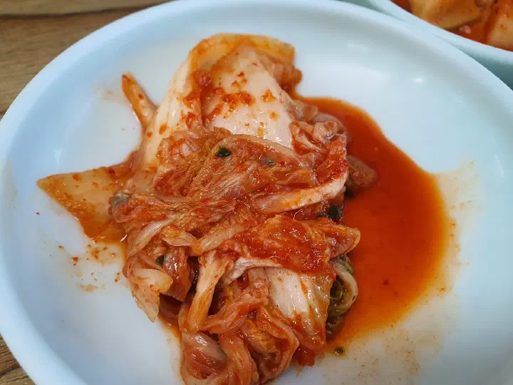 함지박 칡냉면, 살얼음 동동 빨간 양념