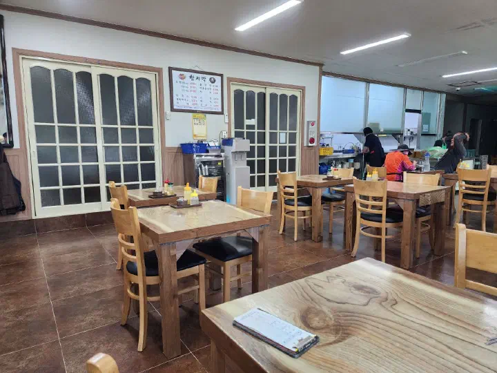 함지박 내부, 입식과 좌식으로 나뉜 넓은 홀