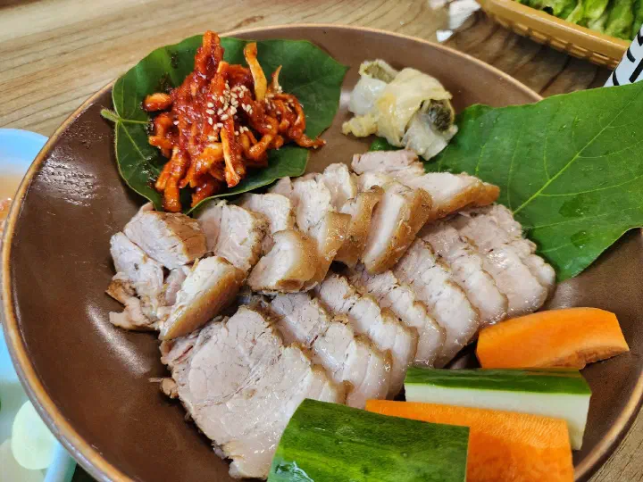 함지박 막국수와 보쌈 한 상 차림