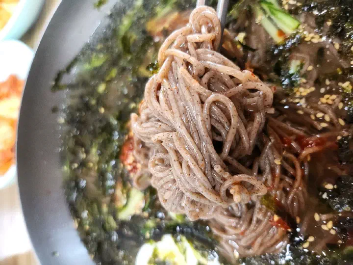 함지박 물막국수 면 클로즈업, 진한 메밀면
