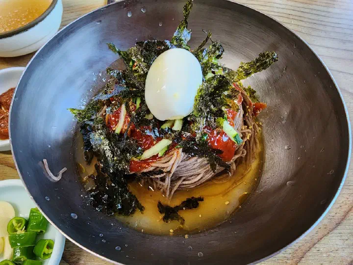 논산 함지박 물막국수, 메밀면에 김가루와 삶은 계란