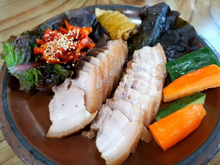 함지박 수육, 오래 삶아 부드러운 고기