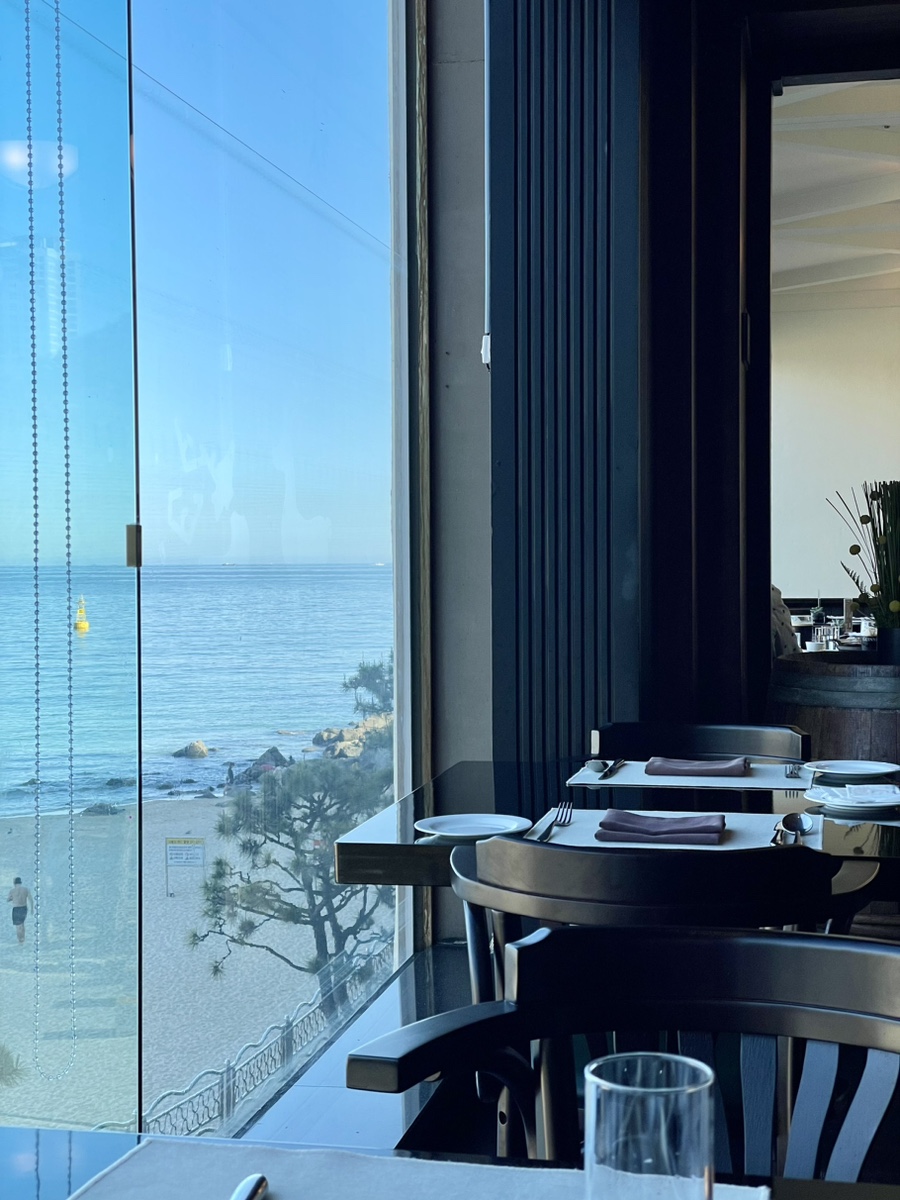 Table setting with beach view at O’Kim’s