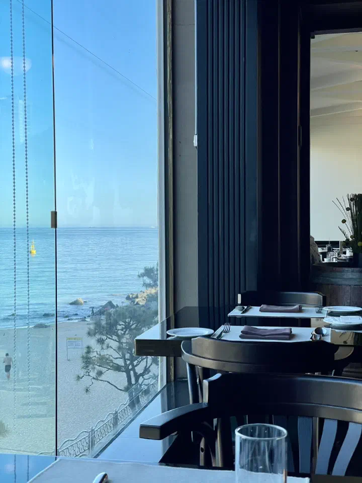 Table setting with beach view at O’Kim’s