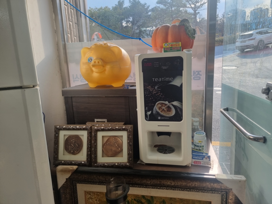Cafe-style coffee vending machine and dessert corner