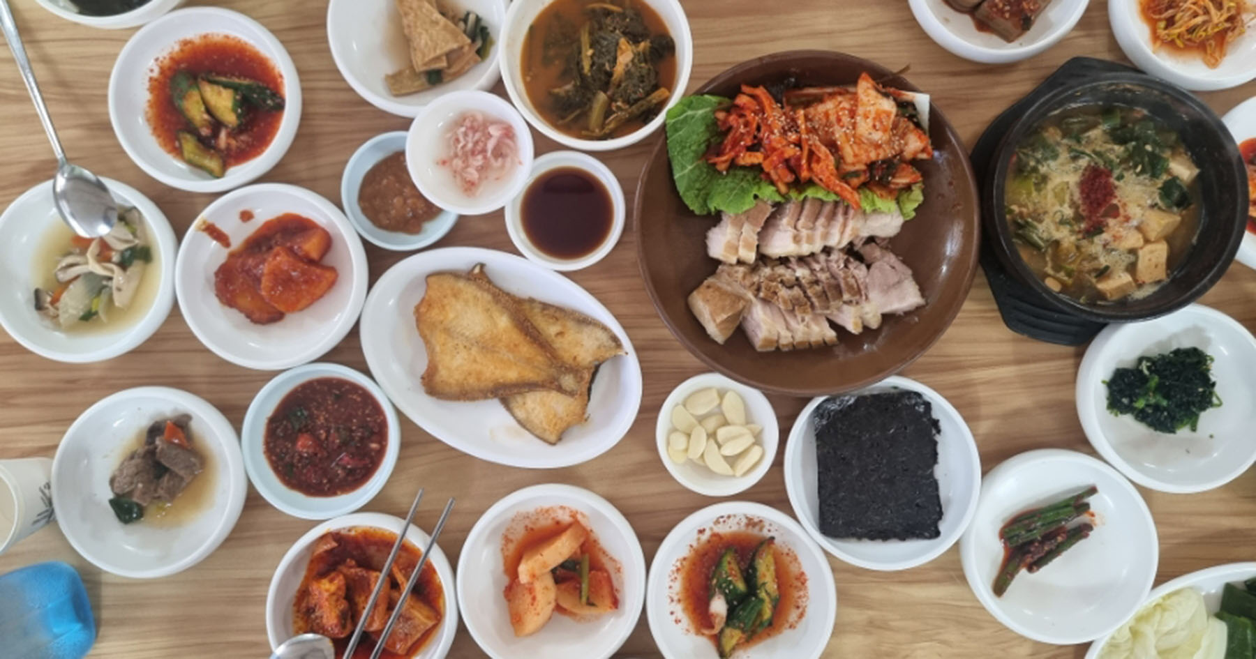 Onggigol Sikdang Korean banchan spread in Ulsan