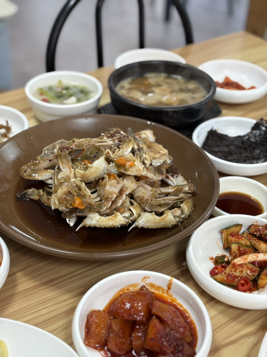 Korean ganjang gejang soy-sauce marinated crab with roe