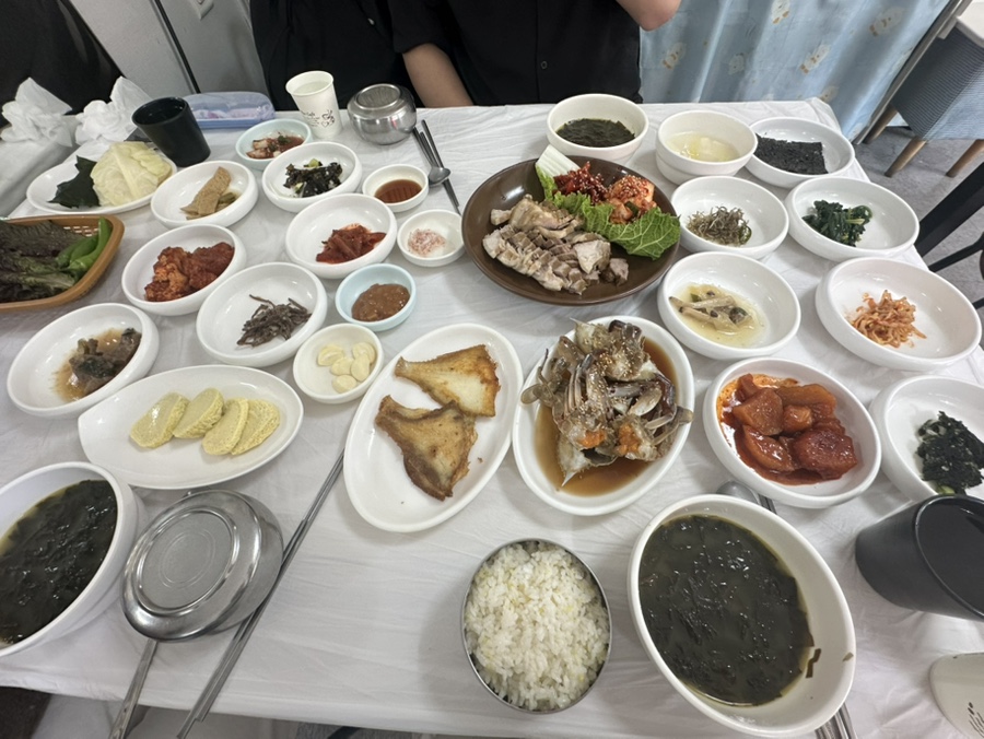 Korean hanjeongsik 20-dish full table spread at Onggigol Sikdang