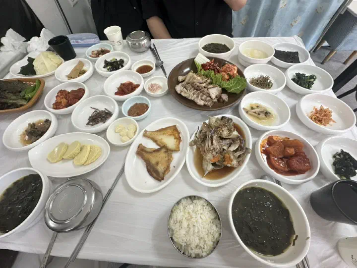 Korean hanjeongsik 20-dish full table spread at Onggigol Sikdang