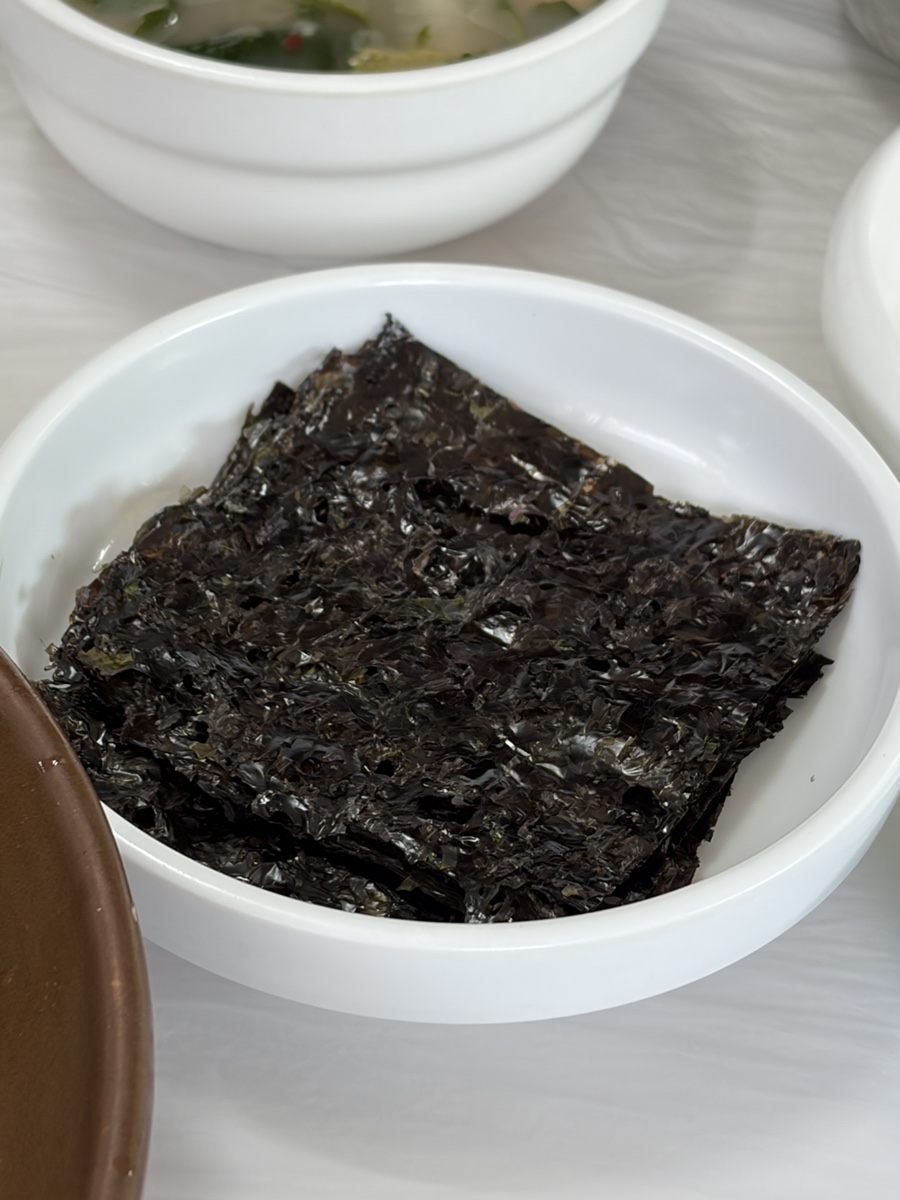 Roasted Korean seaweed gim sheets in bowl