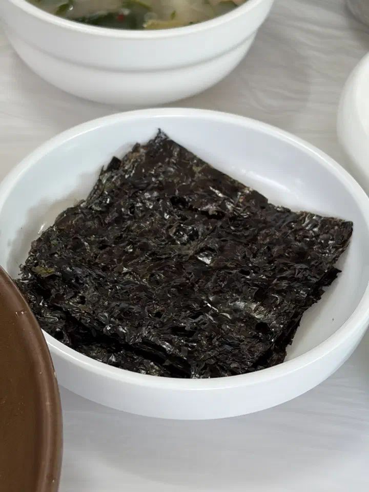 Roasted Korean seaweed gim sheets in bowl
