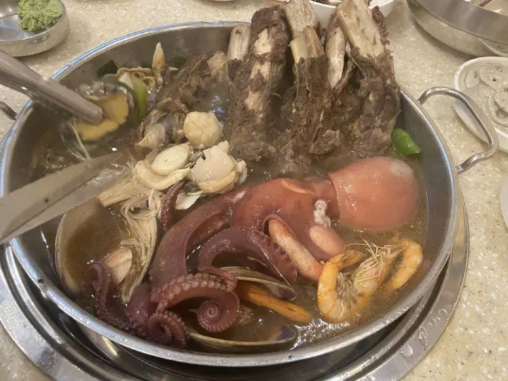 벽우 해신탕 끓이는 모습과 문어