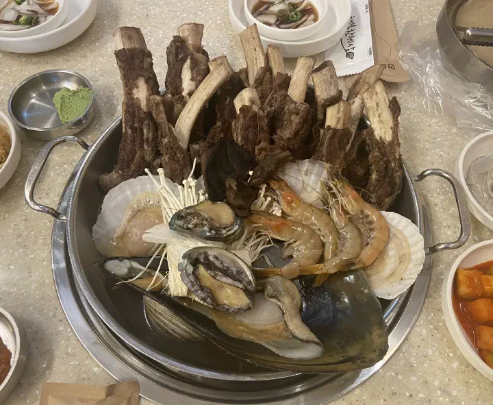 후포항 직송 해산물로 끓인 능이왕갈비해신탕 재료
