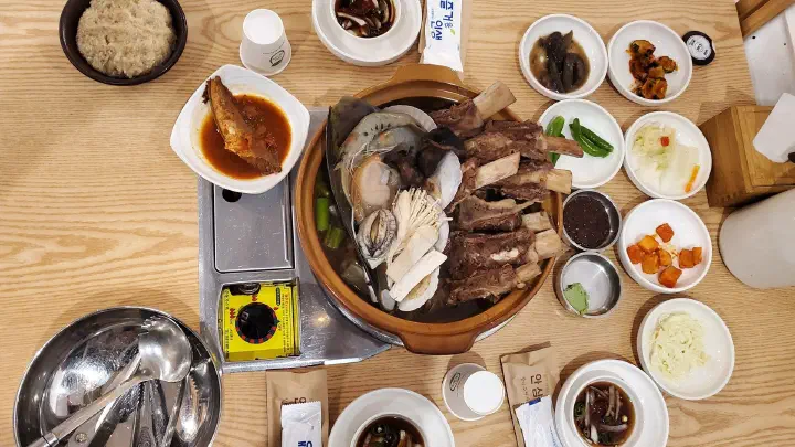 벽우 능이왕갈비해신탕 한 상 전체